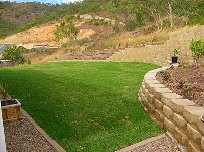 Large landscaped area with retaining wall Northern Land Design